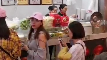 重庆解放碑有一家“好又来酸辣粉”。十年间三吃酸辣粉。那个味道实在的好吃。在别的地方也有,超