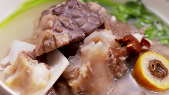 【橄榄猪肺汤】春季气温多变,容易引发咽痛、上火。在潮汕,有一道专门补肺润燥、利咽化痰的汤品