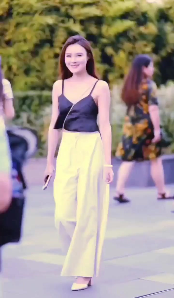 街拍拿奶茶那个小姐姐好像吴倩啊美女