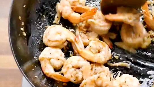 用上次我们自制的意面,或者超市买来的意面也可以,我们一起来做蒜香虾仁意面 浓郁奶香与蒜香虾