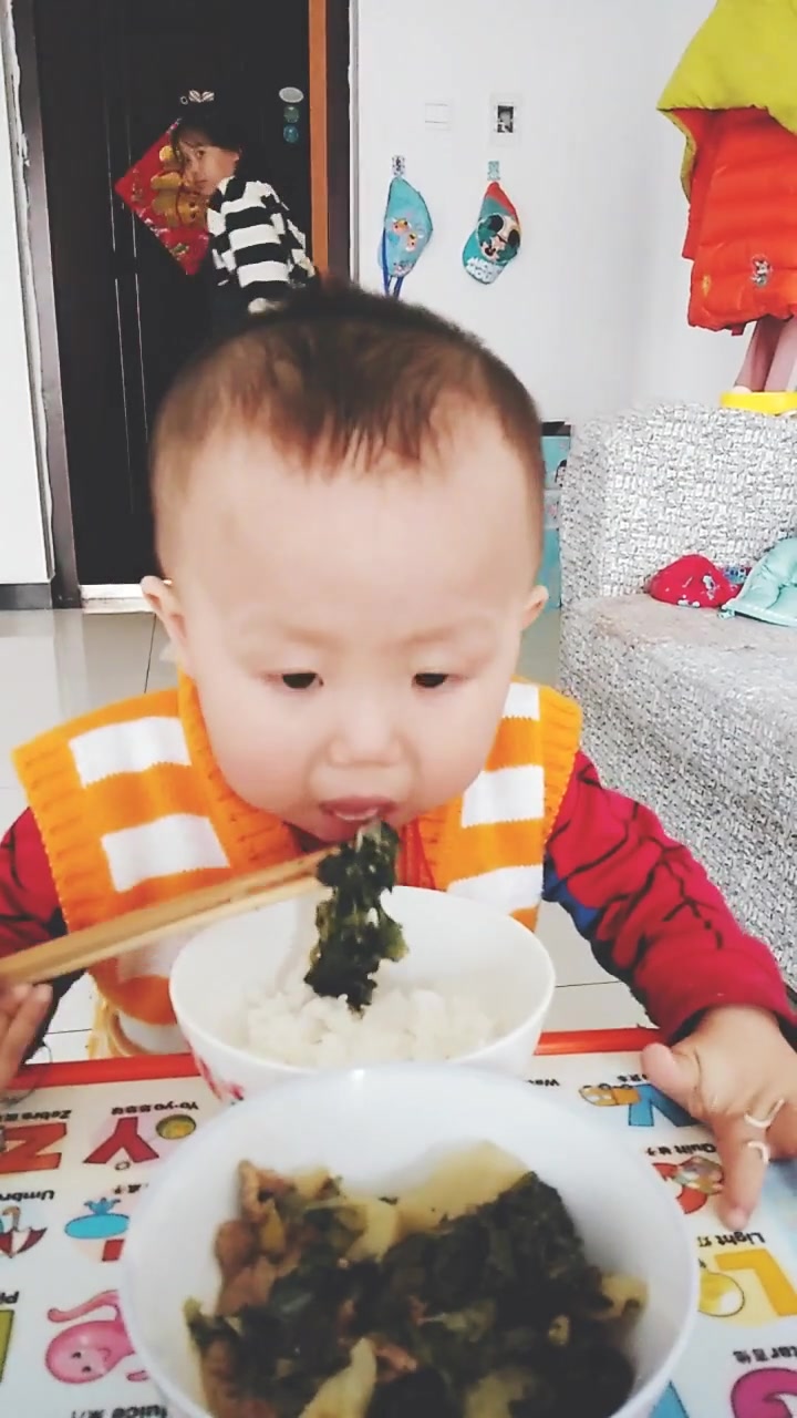 不挑食吃野菜的宝宝,妈妈教育的真好