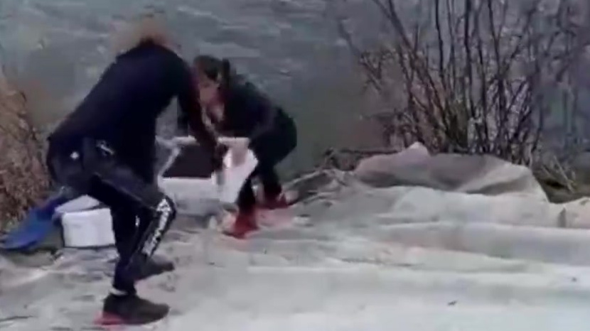 【几名男子买数十箱小龙虾放生,摊主:说是托梦了,满山遍野的小龙虾需要解救】近日吉林长春,几