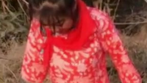 近日,四川荣县公安发公告称,一女主播为博眼球增加粉丝,穿着暴露、佩戴红领巾捕鱼,严重亵渎红