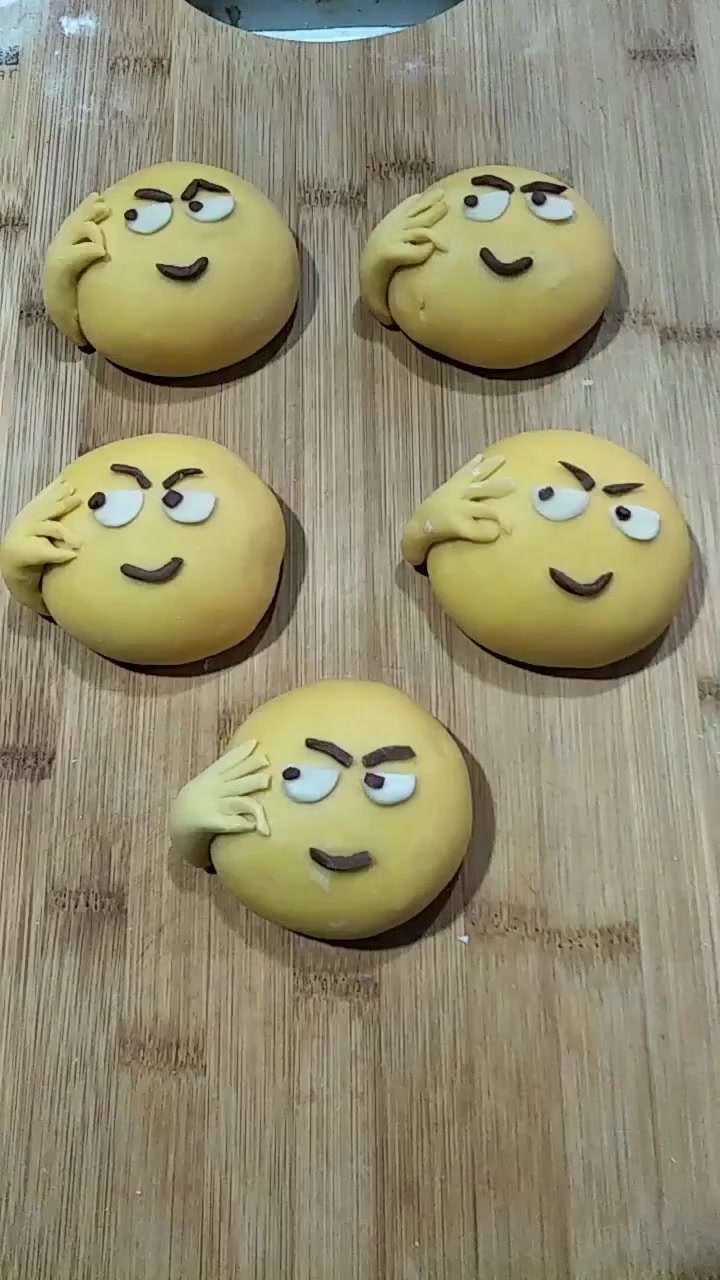 面点师分享表情包馒头制作过程,你们喜欢吗?