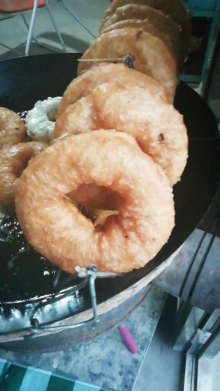 又肥又大的油饼出锅喽