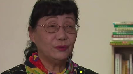 【人造奶油吃了危害健康?】很多人喜欢吃香甜美味的蛋糕。专家表示,天然奶油胆固醇比较高。人造