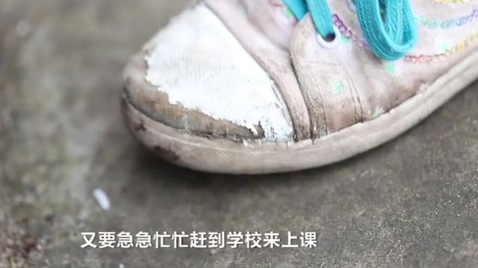 【农村校长自费为学生做午餐,被质疑作秀,他说:欢迎你也来】江西春涛镇黄泥小学是农村留守儿童