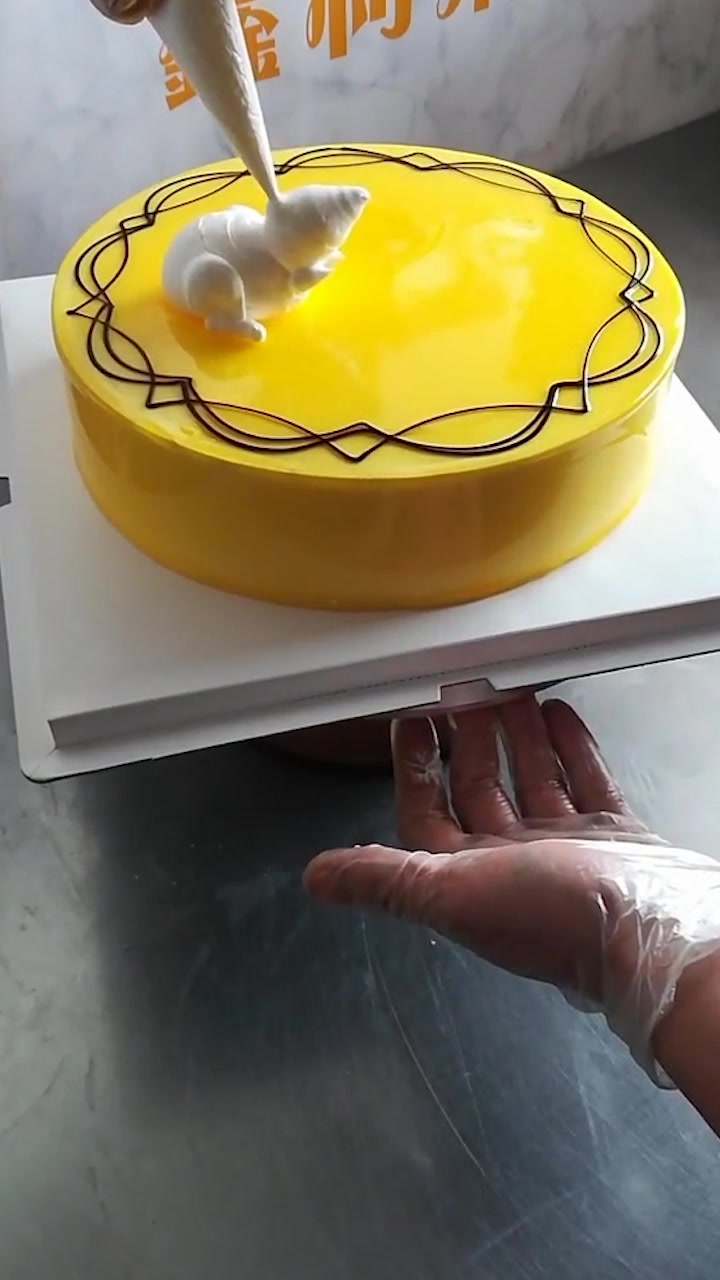 蛋糕师制作的生肖兔蛋糕,是不是很可爱?