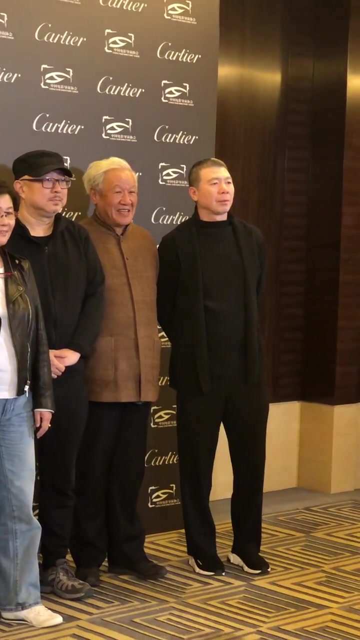 冯小刚一袭黑色穿搭,脚踩运动鞋,衣服的质地看起来就很上档次哦
