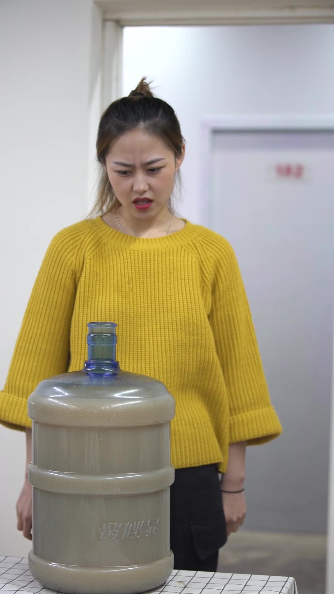 听说现在流行这样喝奶茶,你猜这么一大桶到底多少钱?