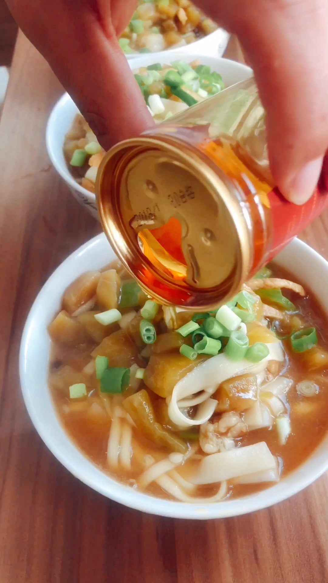三人办公室吃早餐,一人两碗茄丁面,吃精光