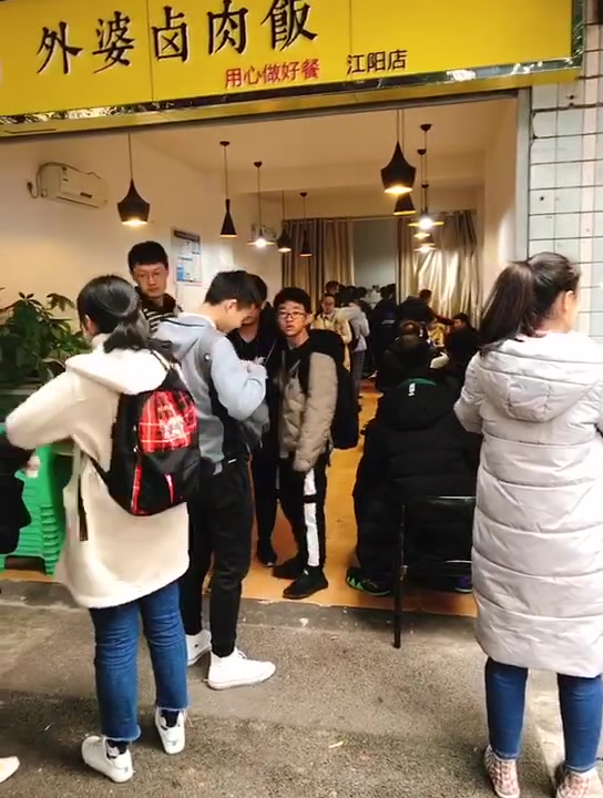 月销9999+的外婆卤肉饭