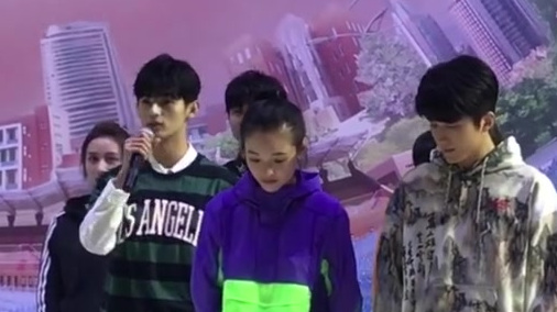 香蜜原班主创团队新作《冰糖炖雪梨》今日开机,别开生面的开机仪式竟然在冰面上举行?!当“速滑