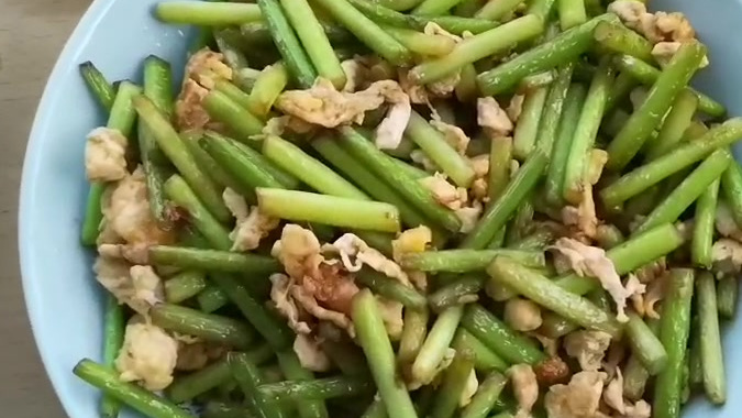 #绽放最美春天# 晒下我和儿子简单的晚餐,烤红薯,新鲜的蒜苔上市了,3元一斤,和鸡蛋一起炒