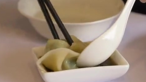 【原来刀鱼是这样去刺的!大厨用猪肉去除千根鱼刺做刀鱼馄饨:纯手工才能保持鲜味】刀鱼馄饨是著