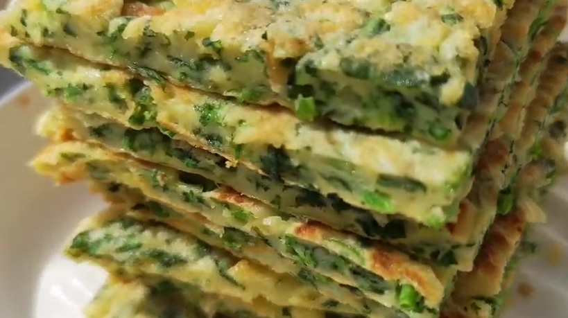 #绽放最美春天# 春天必吃的一道美味野菜芥菜,如果不用来做一道鸡蛋饼真是太可惜了,荠菜焯水