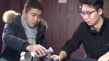 【《回寝的诱惑》这么精致的宿舍出自四个理工男,你相信吗?】深咖色壁纸、日式串旗,加上小彩灯