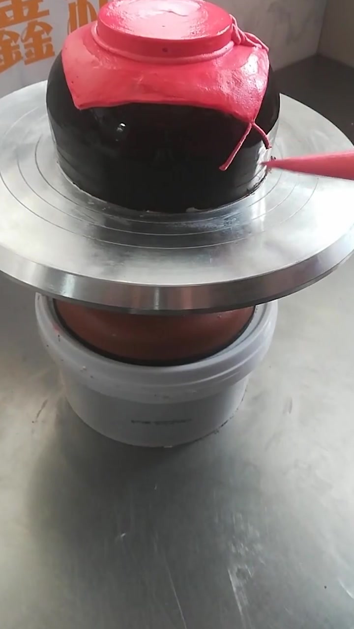 蛋糕制作的酒坛子蛋糕,看着就很像啊