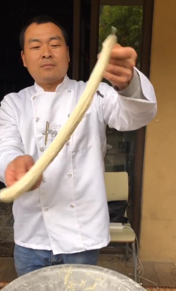 河南特色杠子油条,这技术真不错!