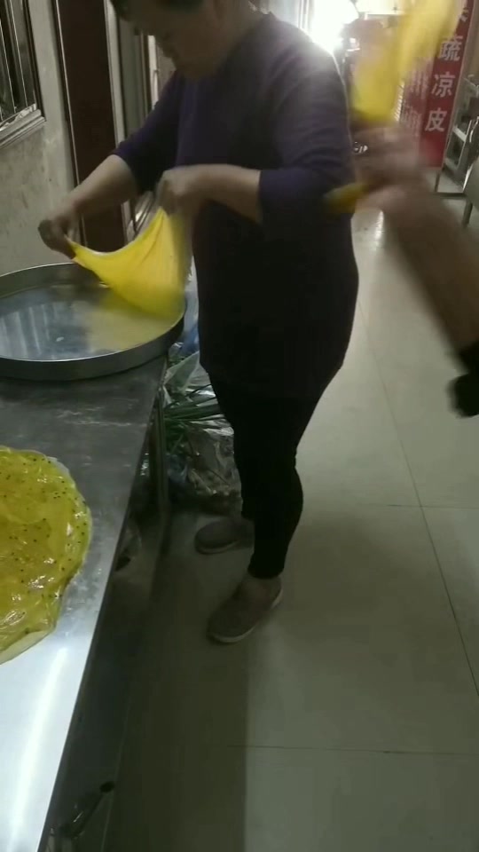 凉皮店老板都在用蒸箱