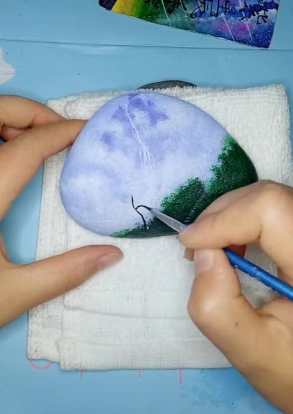 一块鹅卵石,在上面不一会就画成了这样子,最后的一幕,太漂亮了