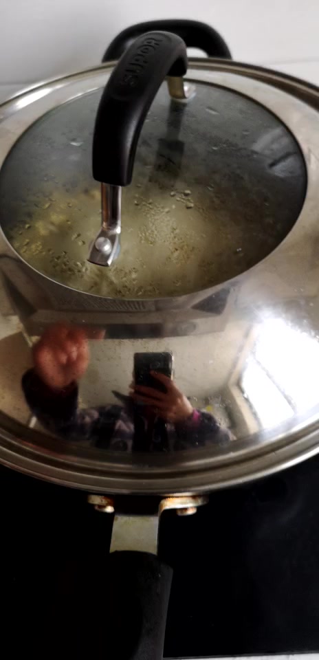 小伙一人在家不知吃啥饭,用鸡蛋和芹菜做了一碗蒸面条