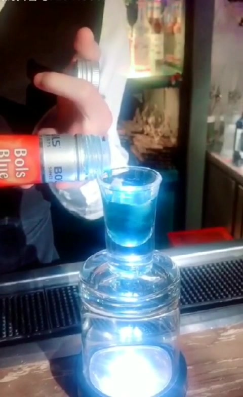 可以喝的水母见过嘛,去酒吧可以尝尝。