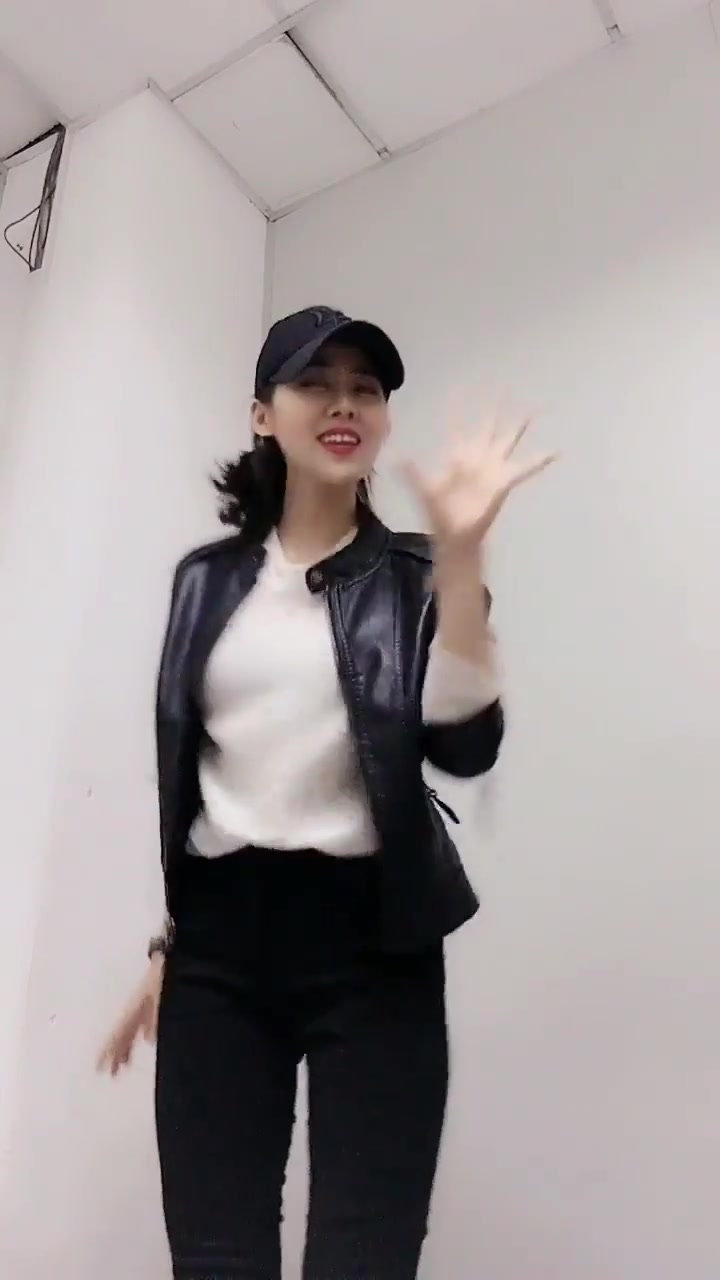 鸭舌帽搭配黑色皮衣的美女,真的是特别迷人,连我都被撩动了