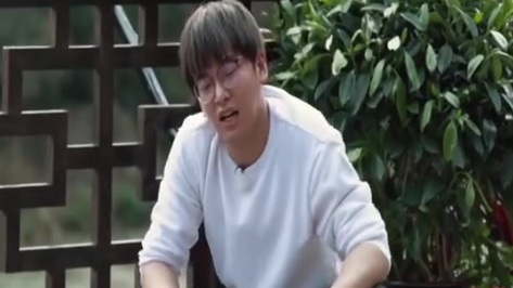 《向往的生活》正在播出:蘑菇屋的第一次集体劳动竟然是打糍粑怪力少女周笔畅和蘑菇屋体力担当彭