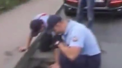 国外非常火的一段视频,鸭妈妈带着孩子过马路,小鸭不小心掉窨井里,鸭妈妈一直旁边守候,文明的