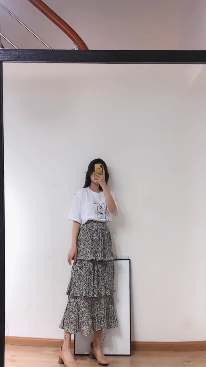 卡其色西装外套搭配长款蛋糕裙,这样穿时尚感满满!