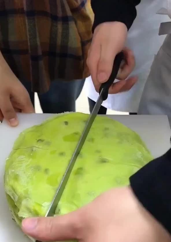 这才是真正的抹茶千层糕,切开后看得我真想吃,太诱人了!