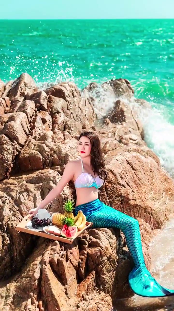 好唯美的婚纱照啊,感觉新娘像美人鱼一样美!