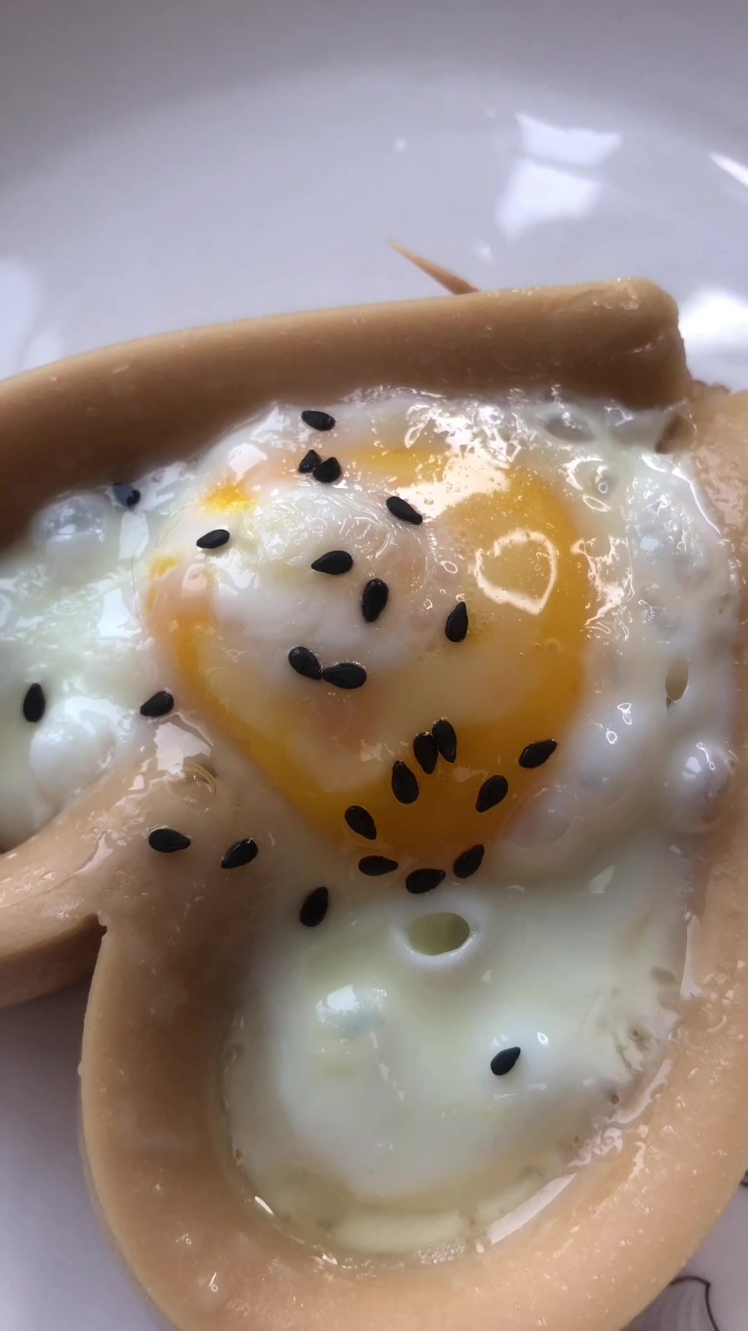 3个90后办公室内做早餐,爱心煎蛋2分钟做好,做法超简单