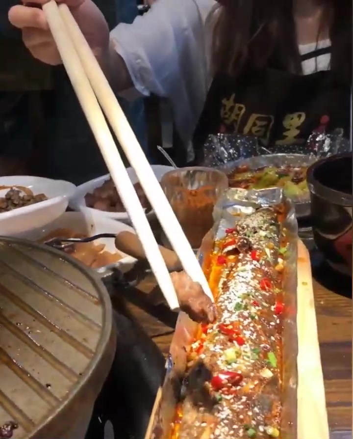 熨斗拿来烤肉?真的长见识了,这里的菜品也都玩出了新花样