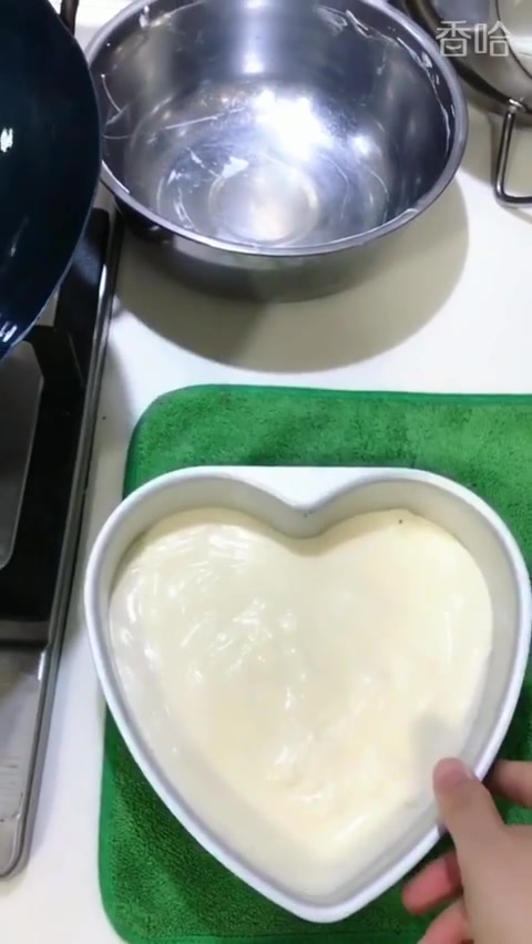 晚上趁不用带娃的时间,赶紧烤了2个戚风蛋糕,明天当早餐
