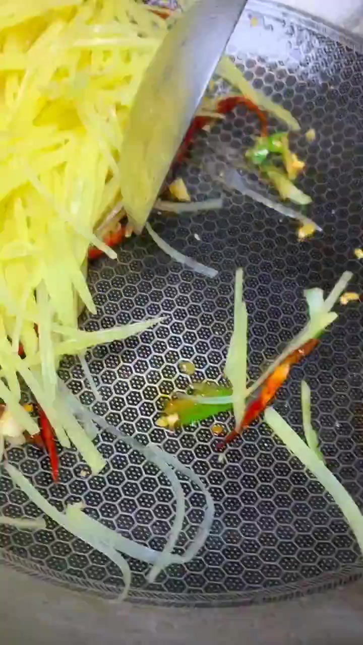 家庭版酸辣土豆丝这样做才好吃,爽口下饭,居家必备