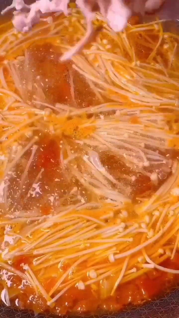 西红柿肥牛金针菇这样做太好吃了,营养下饭,每次连汤都不剩