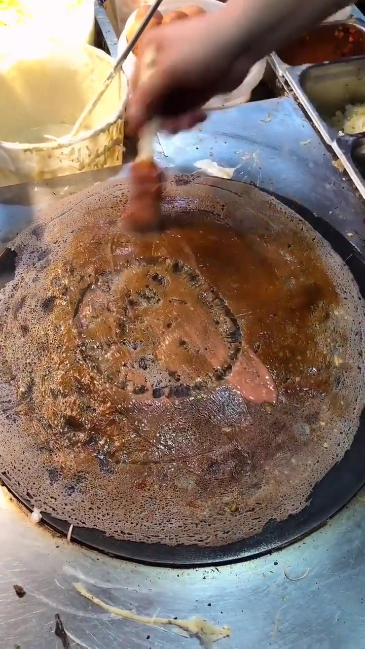 这不是我家原来用的大锅吗?原来还可以用来做煎饼果子啊!