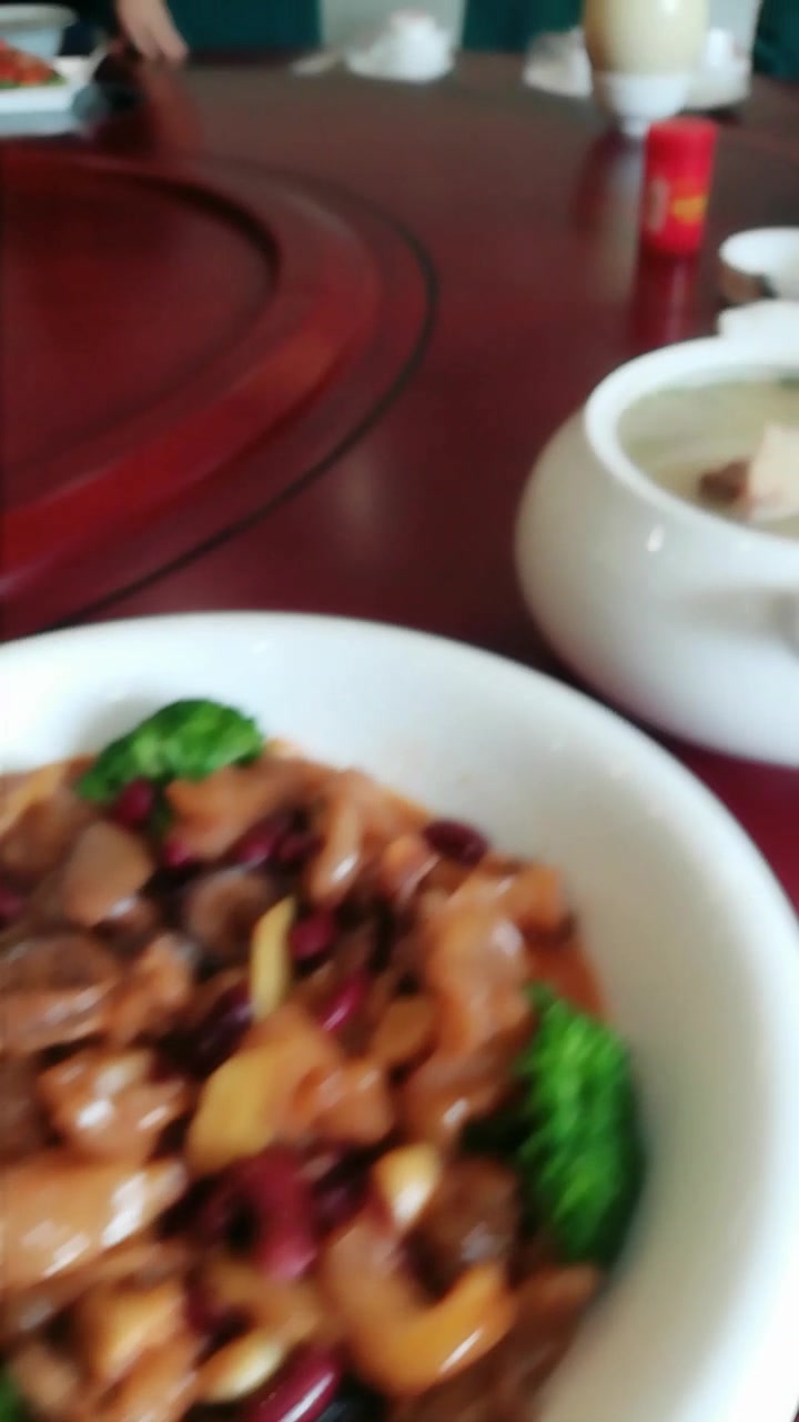 鸵鸟掌、沙律鸵鸟肉都是难得一吃的好菜