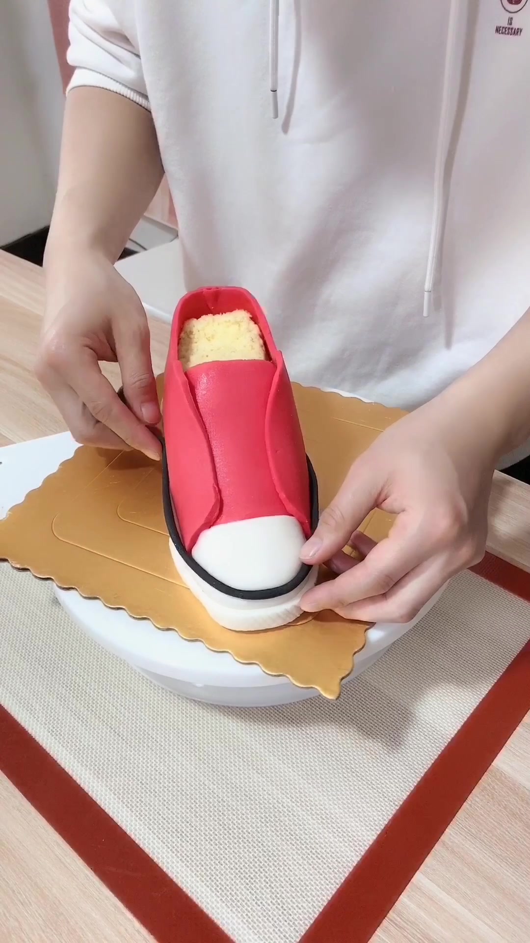 自制蛋糕版帆布鞋,像不像呢?