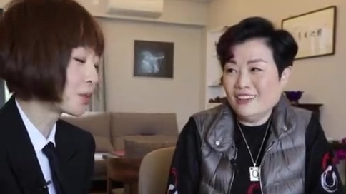 陈淑芬作为香港娱乐圈的老牌经纪人,可谓是见证了香港娱乐圈40多年来的兴衰起伏,她曾经带过的
