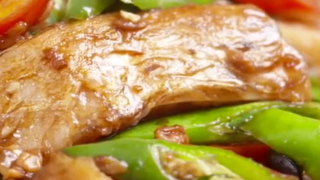 草鱼肉嫩味鲜、价廉物美,做法也多样,清蒸、红烧吃得多了,这次换个法子,用黄焖的方法来做,味