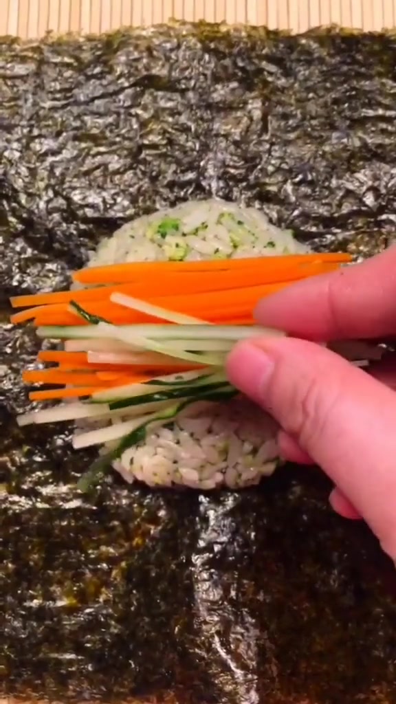 蟹肉沙拉饭团这样做,不喜欢吃饭的孩子也会吃