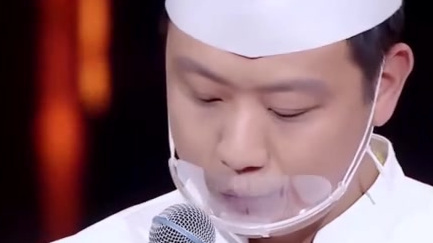 马师傅现焖一锅清江鱼,优质鱼肉,丰富佐料,淋上秘制酱汁,焖出一锅香气四溢的美味,令上台品尝