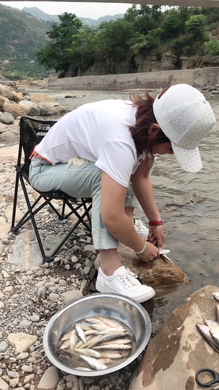 小河中的桃花鱼现捞现做味道太鲜了,真是最有意思的野餐。
