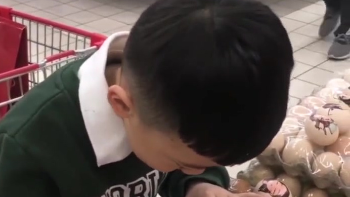 一位小朋友在北京一家超市里用铅笔在鸡蛋上画明星火了!只见,这位小朋友在超市里认真地在鸡蛋上