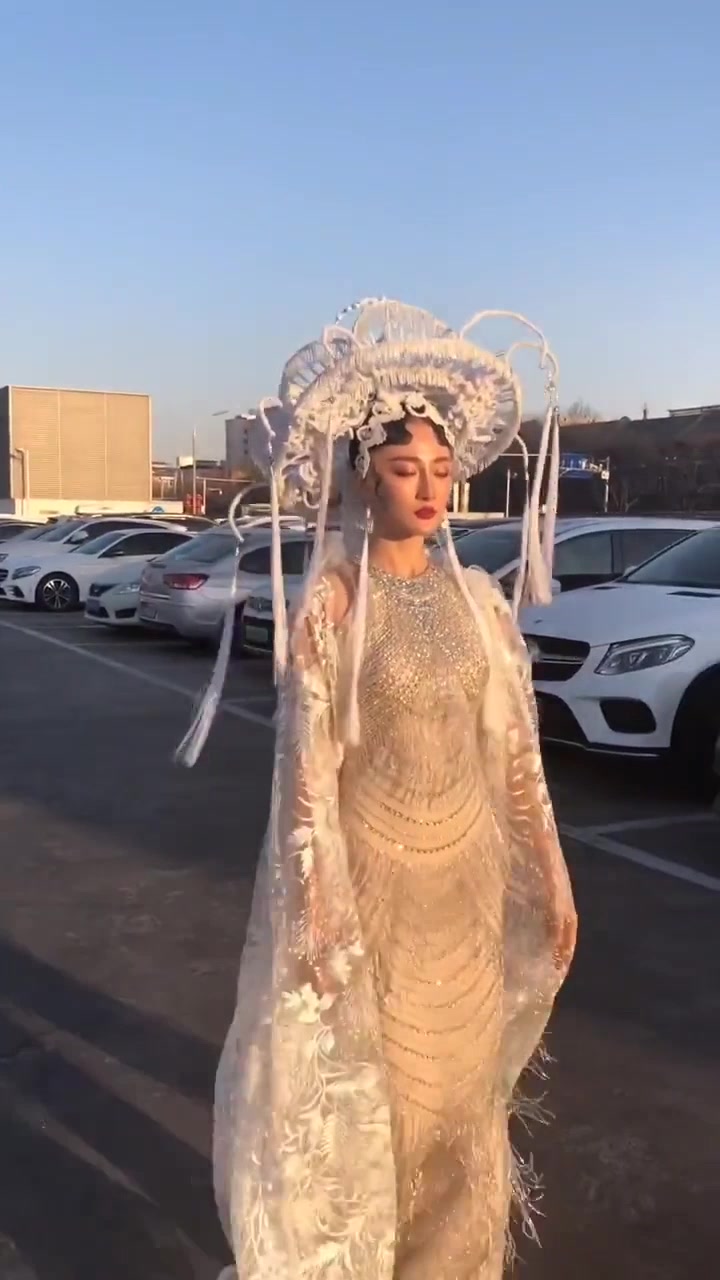 美女演绎时尚中国风,可头饰却像极了家里的水果托盘,尴尬了