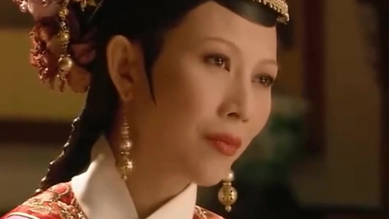 【蔡少芬女儿大秀精湛好厨艺,与妈妈同款发型抢镜十足】5月6日,蔡少芬晒出了女儿做菜的照片,