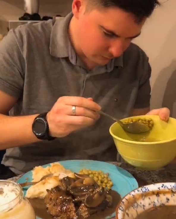 开饭了,“歪果仁”的英式传统晚餐,看着还不赖!